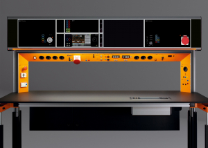 3_Cockpittisch_6HE_black_edition_Bridge_orange_frontal