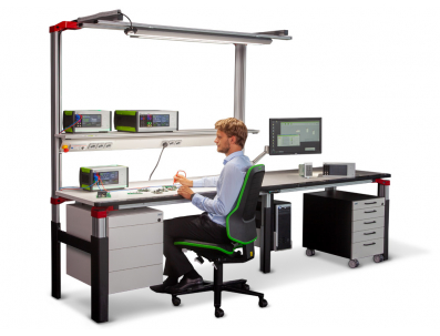 Montage-Mann-am-Tisch