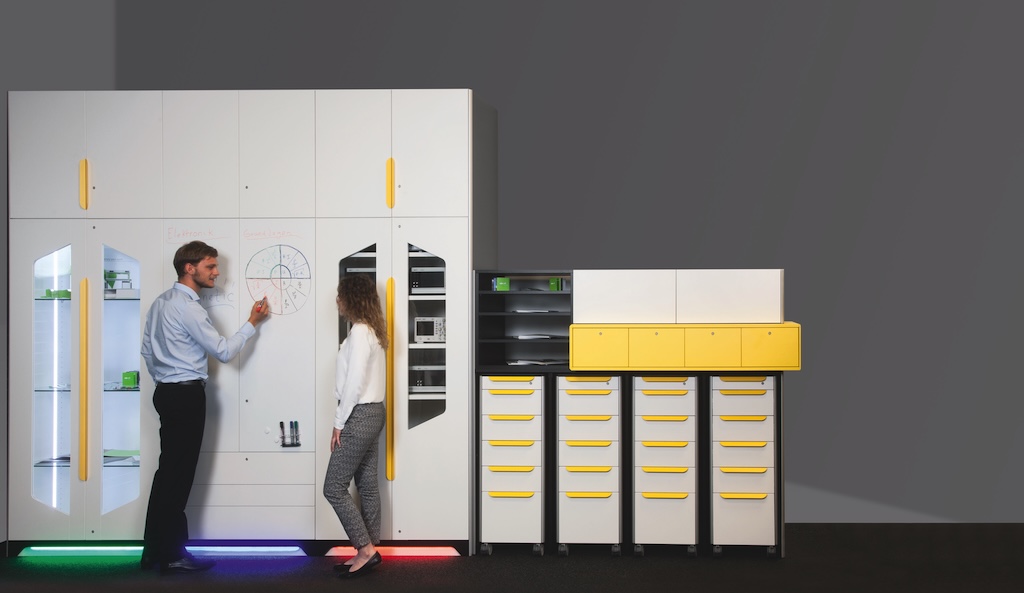 cubix_Schrankwand+Personen_IMG_2212