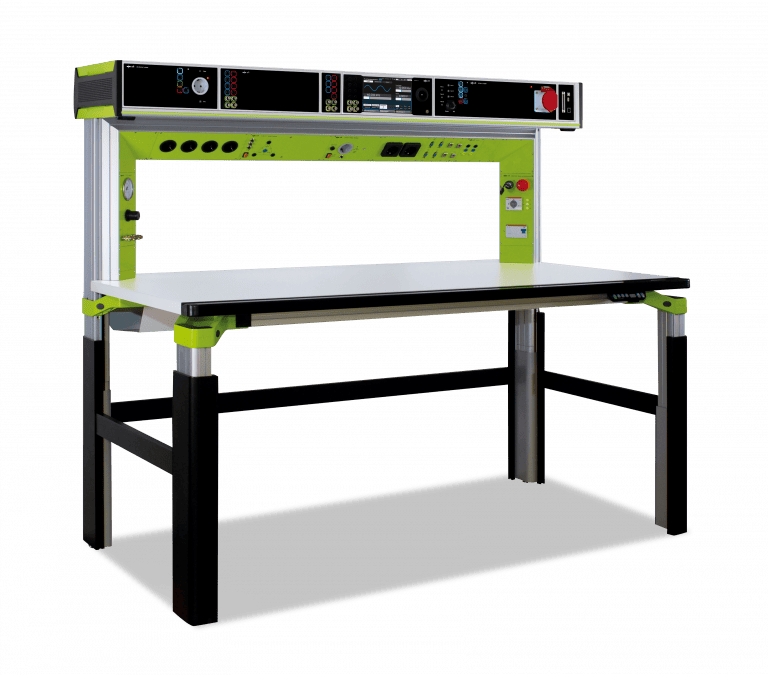 Cockpittisch_3HE_Alu_Bridge_gruen_Freisteller-3-768×675 (1)